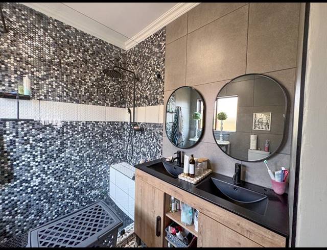 3 BEDROOM TOWNHOUSE FOR SALE IN MIDSTREAM ESTATE